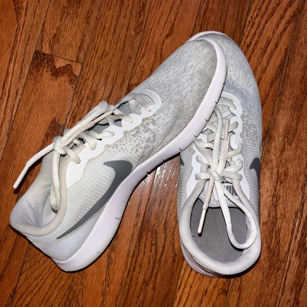 Nike Flex Contact Sneakers. White. 7.5 US.